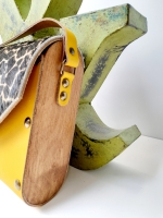 Schoudertasje met houten zijkanten 008 - Geel met baby giraf
