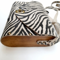Schoudertasje met houten zijkanten 013 - Suede ecru met zebra print
