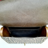 Schoudertasje met houten zijkanten 014 - Suede taupe met zebra print