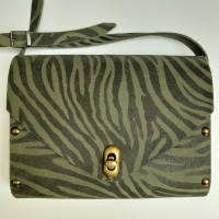 Schoudertasje met houten zijkanten 015 - Suede groen met zebra print