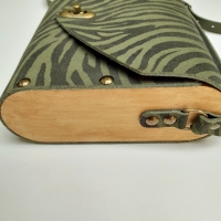 Schoudertasje met houten zijkanten 015 - Suede groen met zebra print