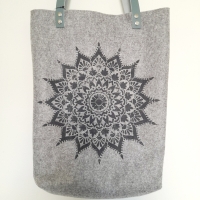 Shopper vilt - lichtgrijze mandala 1