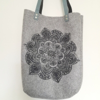 Shopper vilt - lichtgrijze mandala 2