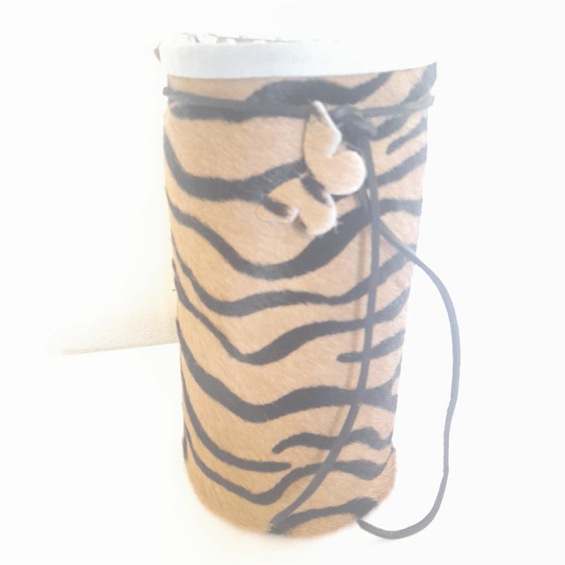 Vaas met koeienhuid jasje - zebra beige