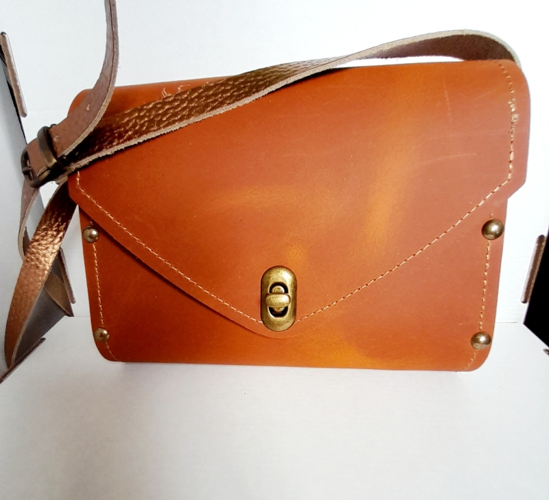 Schoudertasje met houten zijkanten - Glad cognac met hengsel brons glim