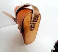 Schoudertasje met houten zijkanten - Glad cognac met hengsel brons glim
