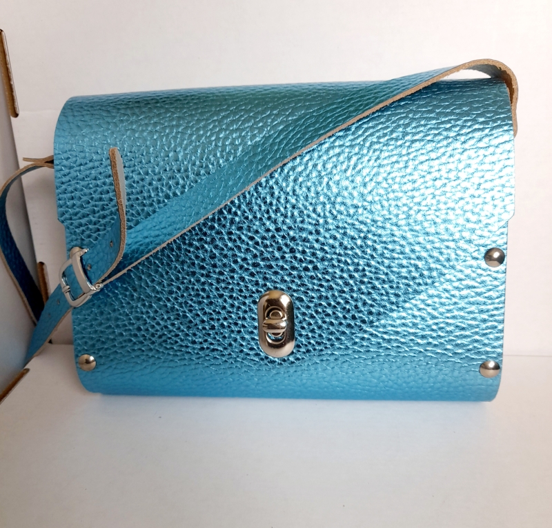 Schoudertasje met houten zijkanten - Metallic blauw