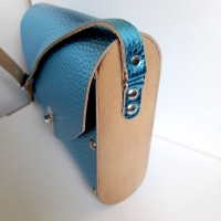Schoudertasje met houten zijkanten - Metallic blauw